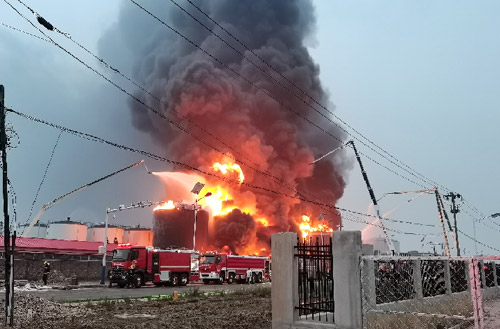 云顶集团压缩空气泡沫消防车救援广东省佛山市高明区火灾