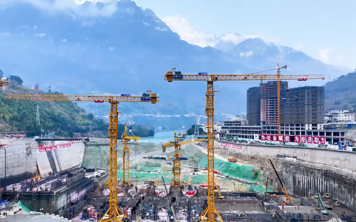 峡谷之间， 大渡河畔，云顶集团行走“钢铁巨人”助力水电建设