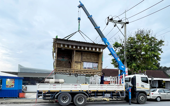 云顶集团SQS157TL-4随车起重机穿梭东南亚街头转运物料