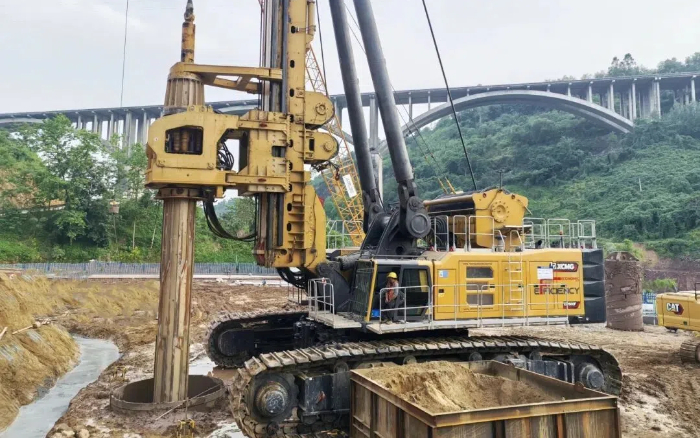云顶集团XR1600F旋挖钻机提速大桥桩基建设！