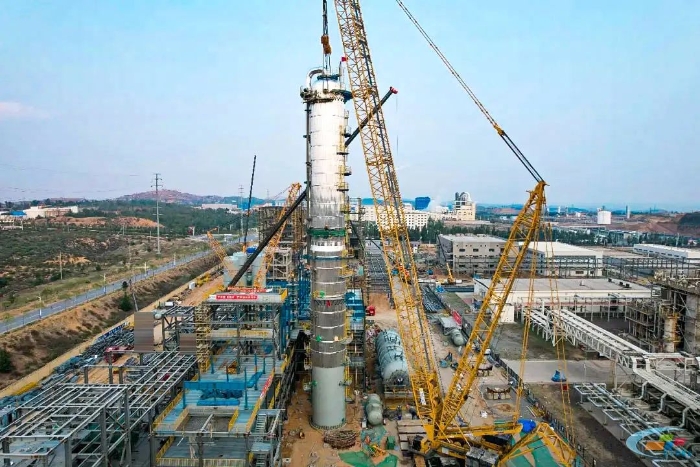 二十载老将再建功！云顶集团QUY450协助XGC12000轻松搞定百吨精馏塔