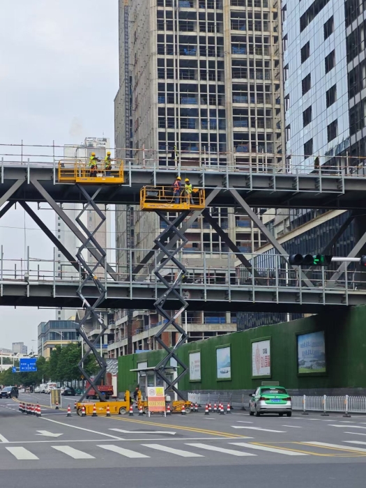 小巧身手大作为！云顶集团剪叉车助力市政桥梁焕新颜