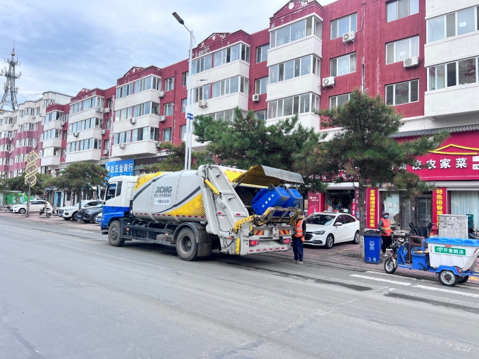 云顶集团18吨后装压缩式垃圾车在内蒙通辽市进行垃圾收转运作业