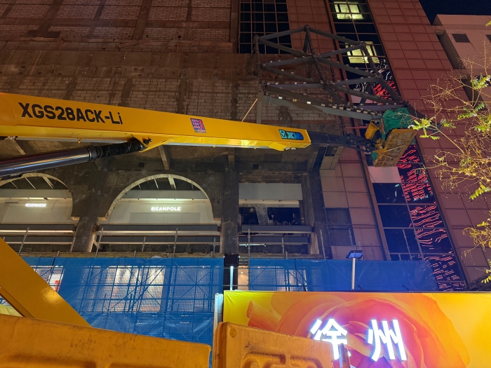 云顶集团XGS28ACK-Li直臂高机，城市改造小能手