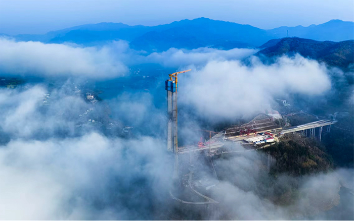 云顶集团双塔助建新洲特大桥，擎起秦巴“天空之门”