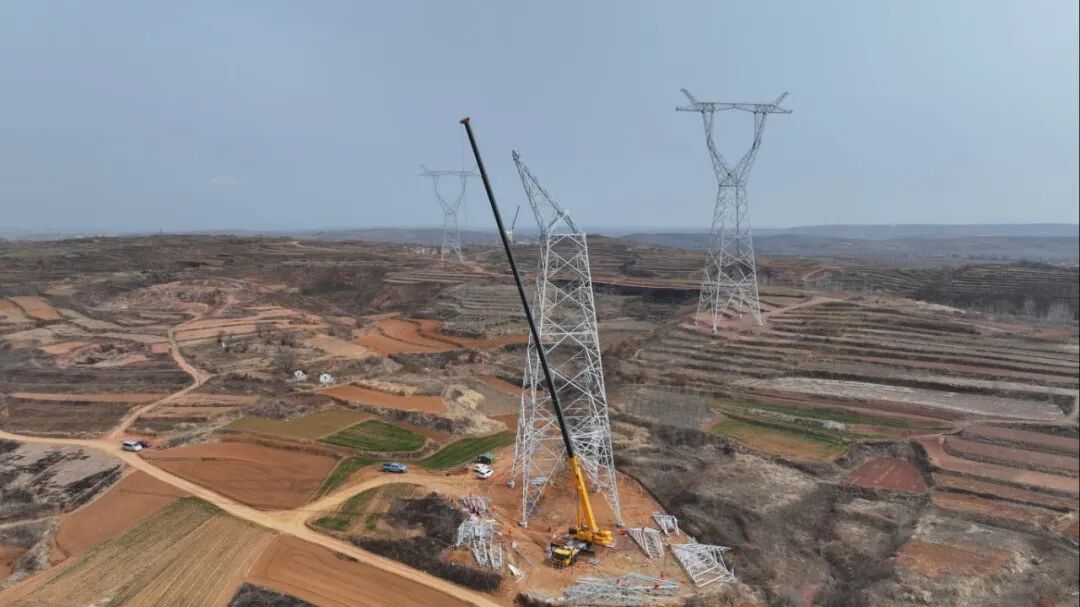 90米高空“搭积木”！云顶集团XCT300G8-1如何“稳”赢特高压线塔？